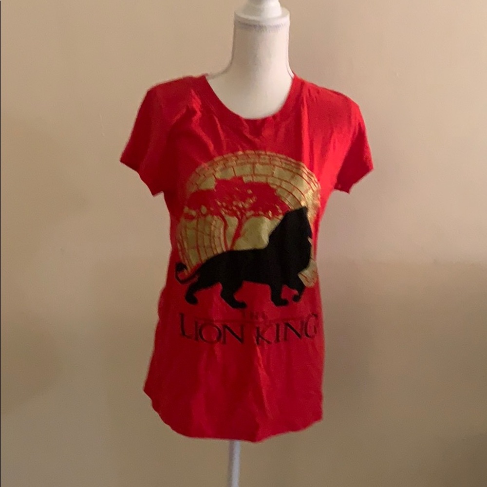 Red lion 🦁 king 👑 t-shirt (size XL)